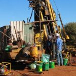 ¿Qué profundidad alcanza un pozómetro al medir el nivel de agua en obras subterráneas y pozos?